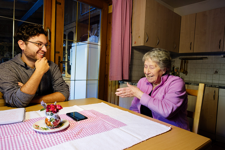 Zu Besuch bei Elsa Raffaelli Kobald in Martell: Die 86-Jährige erzählt über ihr Leben als Hebamme. Damals lief einiges anders als heute. Matthias Fleischmann hat ihre Geschichte ab Seite 44 aufgeschrieben. Elsa Raffaelli Kobald