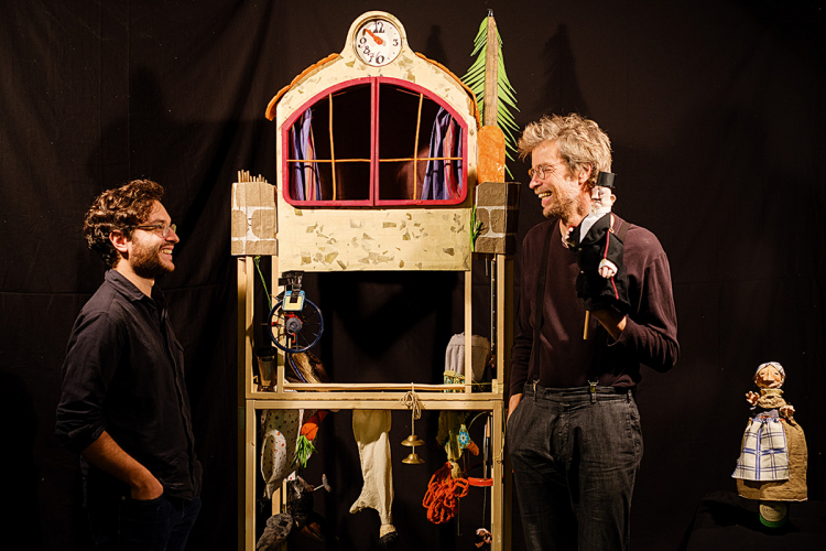 Matthias Fleischmann (links) mit Gernot Nagelschmied: Ursprünglich wollte dieser Zeichner oder Cartoonist werden, heute ist er Puppenspieler – mittlerweile
seit 30 Jahren. Er sagt: „Ich liebe den Charme von alten Sachen.“ Matthias Fleischmann