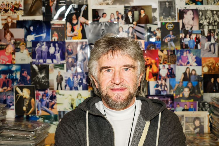 Fotoalbum eines Rockfans: Walter Eschgfäller hat in seinem Laden viele
Erinnerungen an Konzerte von früher. Walter Eschgfaeller