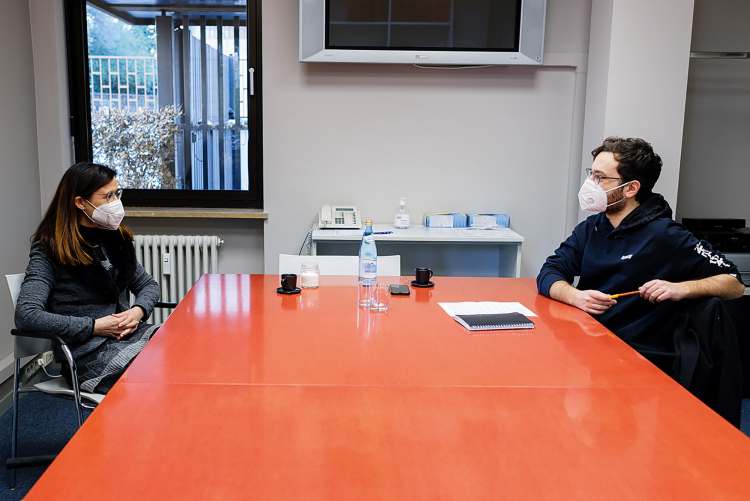 Esther Mitterstieler ist journalistisch sehr erfahren, sie hat unter anderem für die Wirtschaftszeitung Il Sole 24 Ore gearbeitet, die österreichische Tageszeitung Der Standard, den Nachrichtensender N-TV, das österreichische Wirtschaftsblatt, das Magazin News. Jetzt ist sie Tiroler ORF-Chefin. Für diese ff hat sich Matthias Fleischmann mit der 53-Jährigen getroffen und sie porträtiert.
Esther Mitterstieler