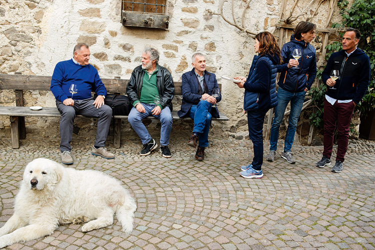 Ein seltener Blick hinter die Kulissen der ff-Extrawurst: Für diese ff-Ausgabe hat der „extrawolf“ über die Salurner Etappe der „Monslive“-Tournee von Chris Oberhammer & Gianni Poli geschrieben – nämlich beim Weingut Haderburg. Im Bild unter anderem: Luis Ochsenreiter, Lorenz Martini (Sektkellerei Comitissa), Anita Mancini, Giani Poli – und im Vordergrund der „Hausmannhof“-Chefhund. Haderburg