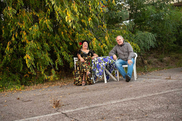 Bild rechts: Unser Fotograf Ludwig Thalheimer hat die Sinta-Frau Luciana Held vor 25 Jahren schon einmal fotografiert. Jetzt hat er sie für das Porträt in diesem Heft wieder getroffen. Held lebte da noch in ihrem Wohnwagen in Bozen-Süd, wo das Foto entstand. Jetzt musste sie den Platz räumen und zu ihrer Tochter nach Elba ziehen. Fotograf Ludwig Thalheimer mit Sinta-Frau Luciana Held