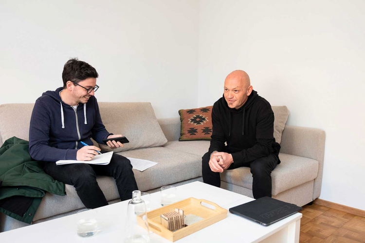 ff-Mitarbeiter Philipp Ferrara (links) hat für das Porträt in dieser Ausgabe Gustav Willeit in Stern im Gadertal besucht. Wer ist der Fotograf, der weltweit bekannt ist und ganz eigenwillig arbeitet? Ab Seite 56. Philipp Ferrara und Gustav Willeit