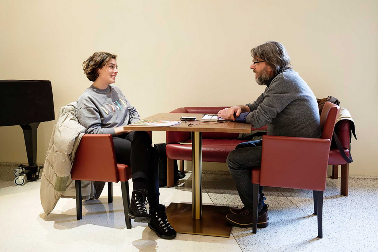 „Dingen, die mich wütend machen, Raum geben“ –
Theaterautorin Anna Gschnitzer (links) hat mit Georg Mair übers Schreiben gesprochen. Und über ihr neues Theaterstück „Fanes“.