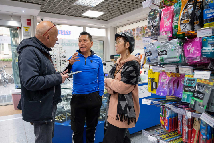 Unterwegs in Bozen – Norbert Dall’Ò (links im Bild) im Gespräch mit „Angelo“ Janhai Wen und „Rosa“ Yu Hong vom Geschäft Jia Hao-Market. Dall’Ò wollte wissen: Wer sind die Südtiroler Chinesen? Zu lesen ab Seite 32.