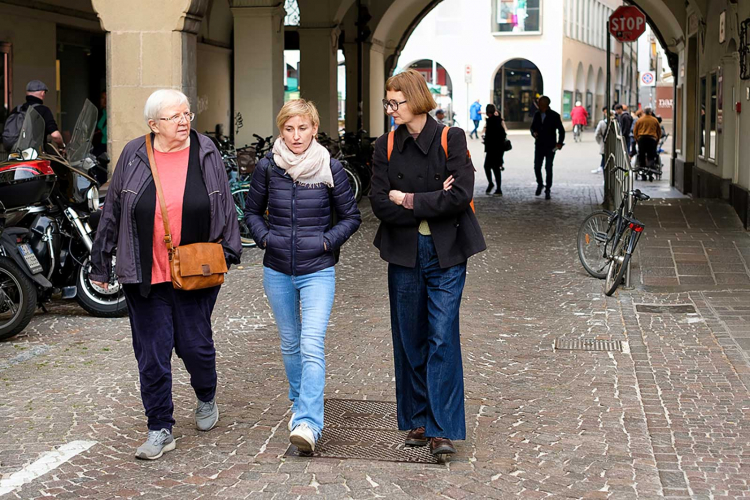 In der Nähe der ff-Redaktion: „Lassen Sie uns über Musik sprechen“, war das Erste, das Redakteurin Alexandra Aschbacher (Mitte) im Interview zur Linguistin und Feministin Luise F. Pusch (links) sagte. Begleitet wurden die beiden von Heidi Hintner.