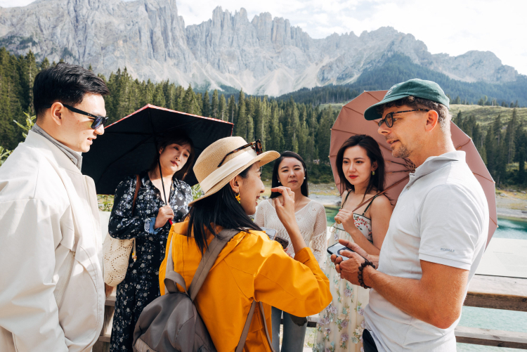 Auf Recherche im Paradies: Thomas Rötting und Sylvia Pollex im Gespräch mit Touristen aus China.
Für ihre Reportage ist das Ehepaar an Hotspots unterwegs gewesen, auf der Seceda, der Seiser Alm, am Karersee.