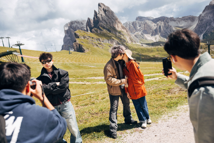 *„qiézi“ = wörtlich: Melanzane/Aubergine. Sagen viele Chinesinnen und Chinesen wenn sie fotografiert werden, ähnlich „Cheese“ im Englischen.
Die jungen Leute aus Zhejiang studieren in England und gönnen sich einen Roadtrip im geliehenen BMW durch die Dolomiten.
