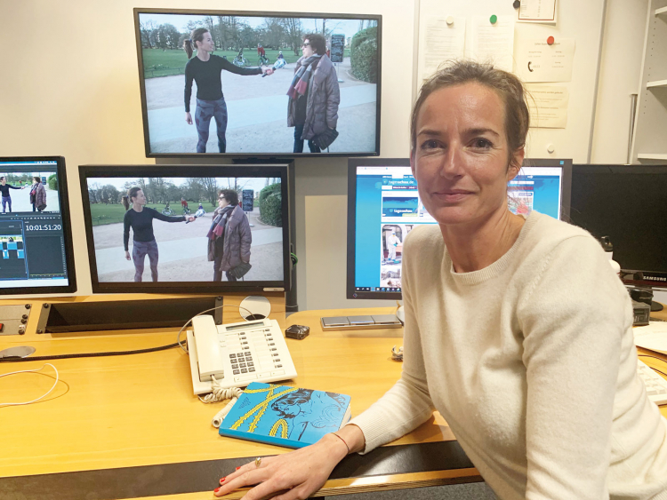 Katharina von Tschurtschenthaler, 37, stammt aus Bozen und hat mehrere Jahre für die ARD aus Brüssel berichtet. Seit 2019 lebt sie in Hamburg und arbeitet unter anderem für die Tagesschau als Reporterin. Katharina von Tschurtschenthaler