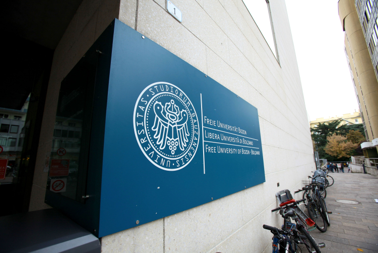 Der Außenstandort Bruneck der Uni Bozen wird wegen wirtschaftlicher Überlegungen und sinkender Einschreibungen geschlossen.