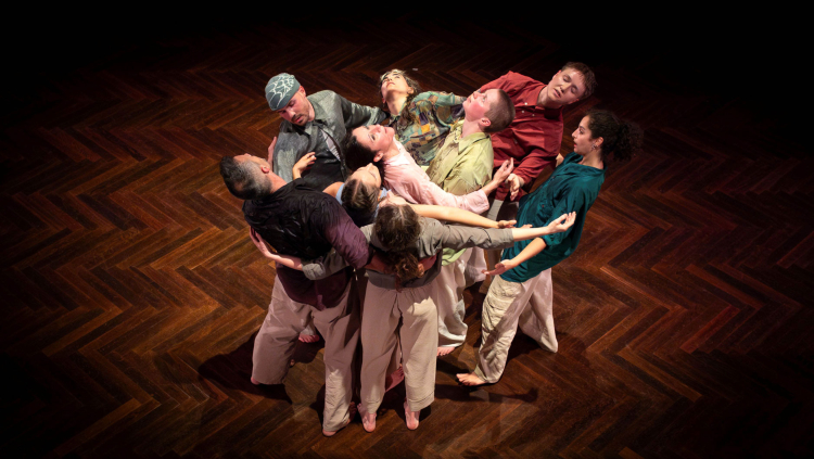 Grenzen suchen: das Ensemble von „Up close“ in der Regie von Anastasia Kostner (Giorgia Calliari, Elsbeth de Boer,
Stefania Bertola, Thea Malfertheiner, Maicol Mariz, Riccardo Meneghini, Mirjam Plank, Miriam Taschler, Paola Zadra).