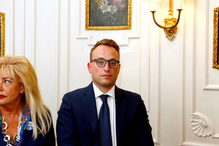 Der Politiker Carlo Vettori wurde wegen häuslicher Gewalt angezeigt. Er widerspricht den Anschuldigungen.