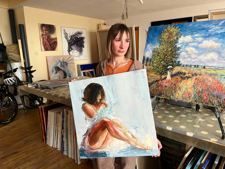 Viktoria Lisanowa hat eine Frau gemalt, die sehr einsam und traurig ist, aber auch liebevoll und romantisch. „So war ich auch mal mit meinem Mann. Jung, romantisch, verträumt.“ Jetzt ist er tot.