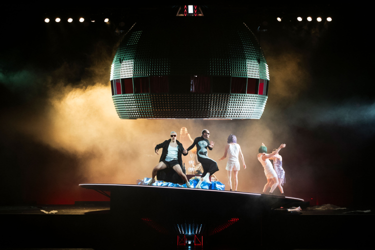 Eine Kombi aus Theater, Performance und Popkonzert: die Inszenierung von Sarantos Georgios Zervoulakos.