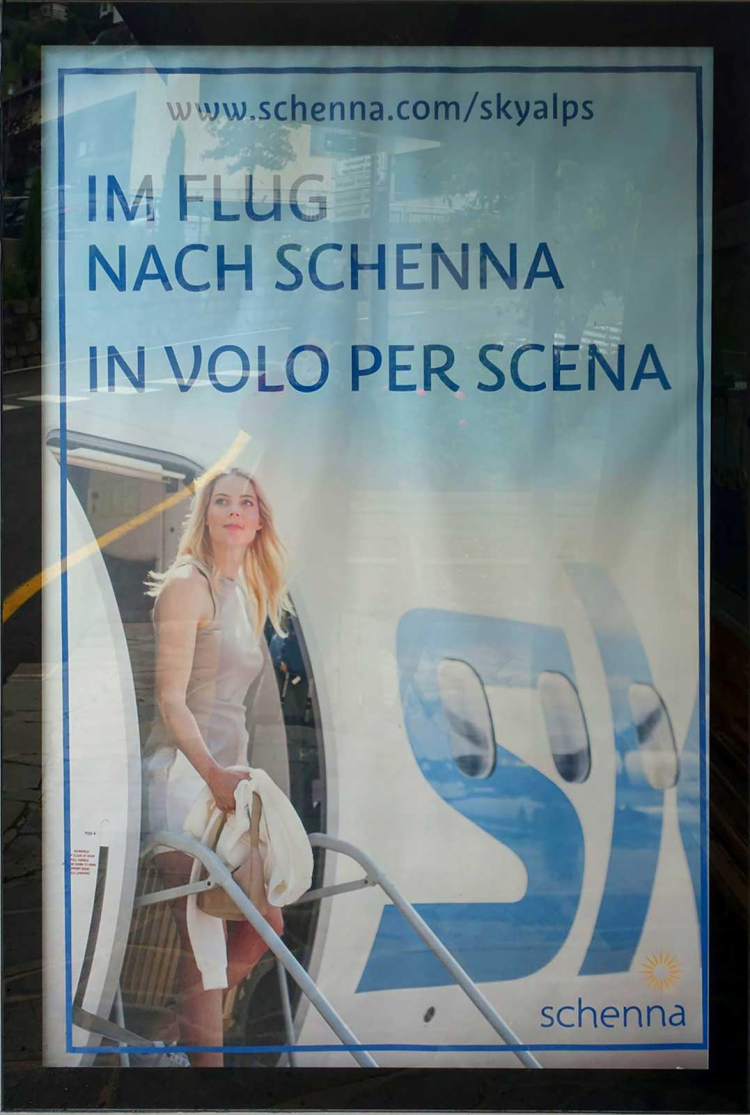 Der Tourismusverein von Schenna macht auf himmlische Gefährte und macht Werbung für die private Fluggesellschaft Sky Alps Werbeplakat
