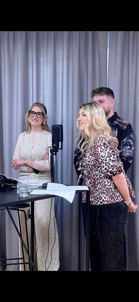 Der Podcast „Drama, Tea & Therapy“ von ff-Redakteurin Julia Staffler (links) und ihren Freunden Victoria Plank und Simon Öhler hat den Ö3-Podcast-Award für den besten Newcomer-Podcast gewonnen. Wir gratulieren!