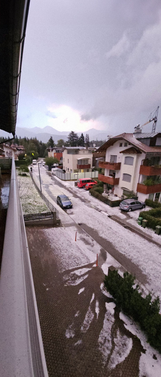 Hagel auf Straßen und im Weinberg, Schlamm im Haus: Rund um Vahrn hat das Unwetter von Montag großen Schaden angerichtet.