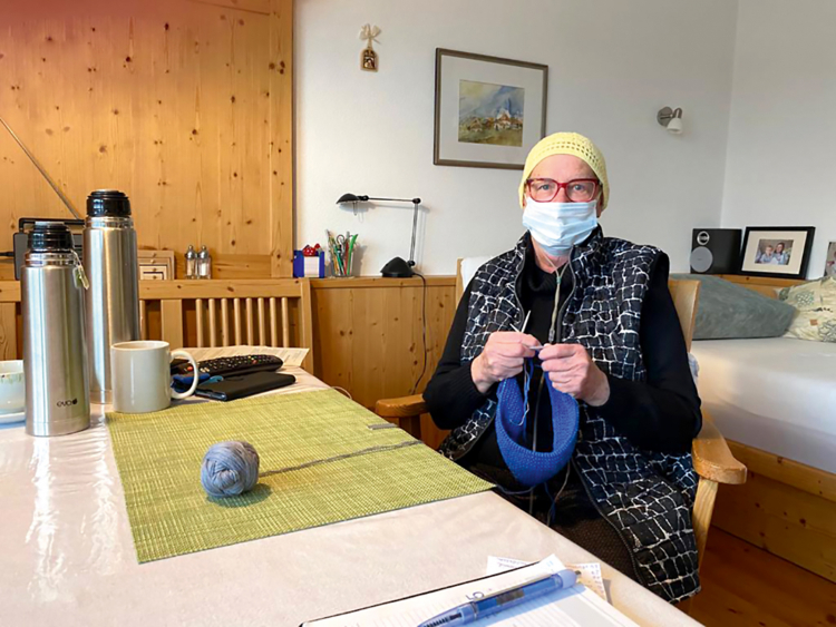 Der letzte Gedanke bevor das Narkosemittel wirkte? Erna Holzer lächelt und sagt: „Ich habe noch allerhand zu tun.“ Patschlan für das Enkele stricken. Erna Holzer