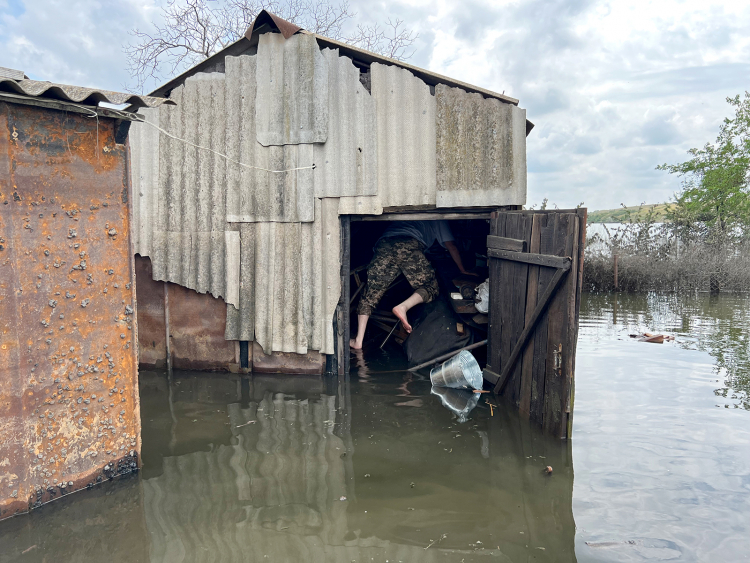 In der Ortschaft Afanassijiwka in der Region Mykolajiw sucht Wolodymyr Saporoschtschenko im Schuppen hinter dem Haus nach einer Axt, um die Türen aufzubrechen. Ukraine