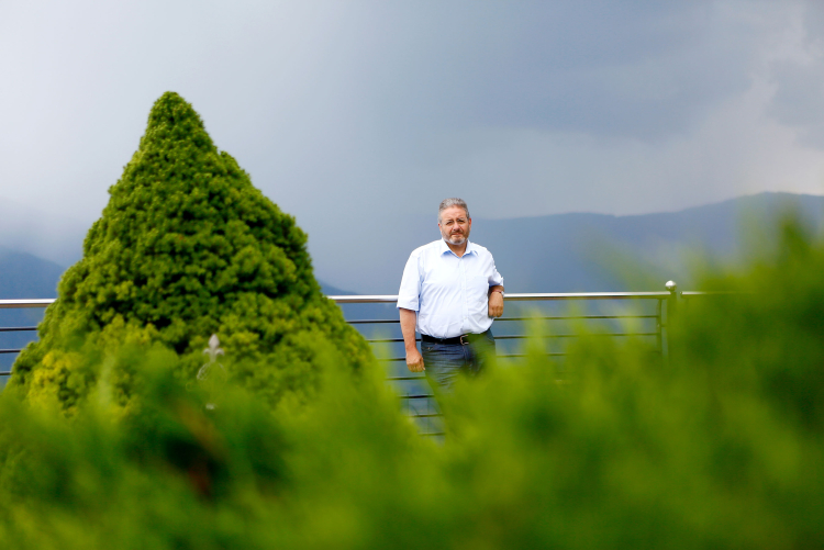 Alber Wurzer, 66, stammt aus St. Lorenzen. Der Agrarökonom war zehn Jahre in der Privatwirtschaft, dann 14 Jahre Ressortdirektor der Landesverwaltung, von 2013 bis 2018 SVP-Abgeordneter im Landtag und anschließend Direktor der Agentur Landesdomäne. Ende Juli 2026 ging er in Pension.