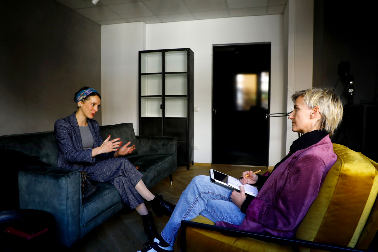 Frau Zeller, warum wollen Sie jetzt wieder mit den Grünen anbandeln? Warum läuft es in der Meraner Stadtregierung nicht? Alexandra Aschbacher hat die Meraner Vizebürgmeisterin Katharina Zeller interviewt.
Ab Seite 16.