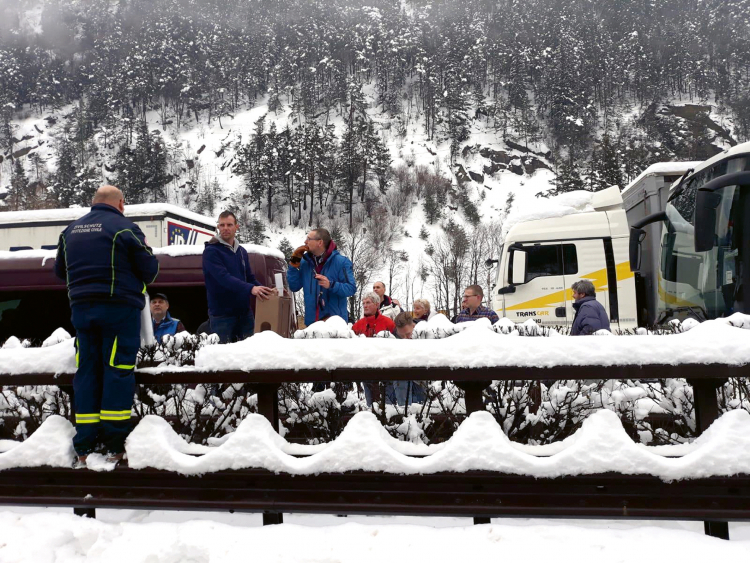 Eingeschlossener Verkehrsteilnehmer auf der Brennerautobahn