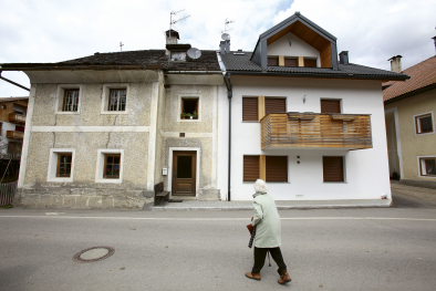 Haus mit alter Frau