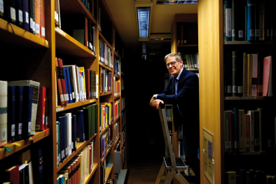 Alexander Notdurfter in der Bibliothek