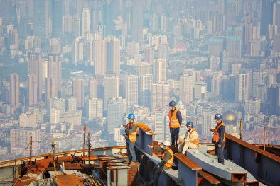Bauarbeiter mit Mundschutz in Wuhan