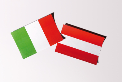 Italienische und österreichische Flagge