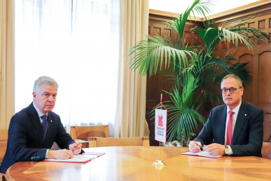 Sparkassen-Generaldirektor Nicola Calabrò (links) und  Vertriebsdirektor Moritz Moroder: „Seit Freitag rigoros.“