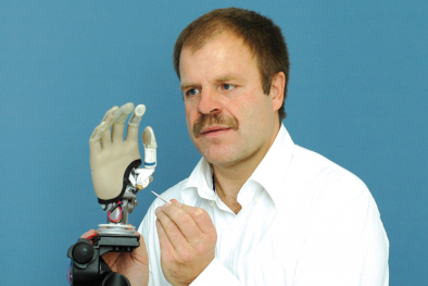 Hubert Egger mit Handprothese