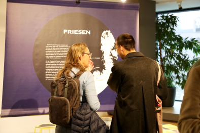 „Was heißt hier Minderheit Minderheitenschutz in Deutschland“:  bis 2. Dezember, Waltherhaus Bozen, freier Eintritt.