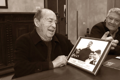 Bruno Laufer mit einer Aufnahme Don Pietro Garbins bei einer Gedenkveranstaltung in Forlì.