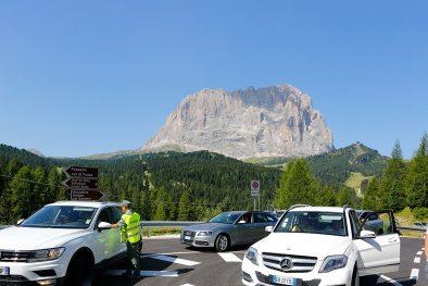 Autoverkehr auf den Dolomitenpaessen