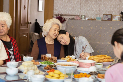 Billi mit ihrer Nai Nai, der Großmutter, beim Besuch in China (Mitte): Komik und Tragik der kleinen Unterschiede.
