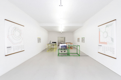 „Feindliche Umgebung“ bei ar/ge kunst in Bozen: Wer sich über Dokumente beugt, vor Bildschirmen ausharrt, kann viel lernen.