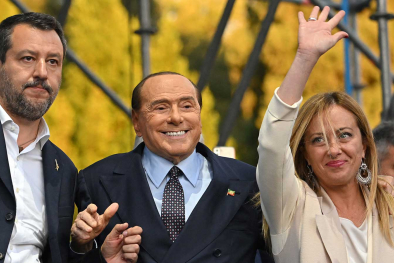 Giorgia Meloni mit Matteo Salvini (links) und Silvio Berlusconi
