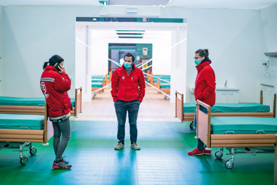 Sarah Hell (rechts) mit Emergency-­Mitarbeitern