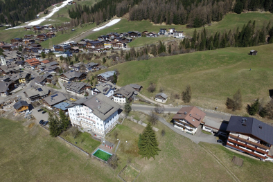 Im Vordergrund, das betroffene Areal befindet sich an der gegenüberliegenden Straßenseite.