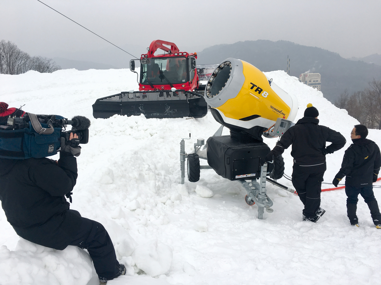 Mann Mithilfe Einer Schneekanone, Um Große Mengen Schnee Auf Dem  Fußballfeld Zu Entfernen. Ein Mann Reinigt Schnee Mit Einer Snowr Stockbild  - Bild von ausrüstung, kalt: 203539491