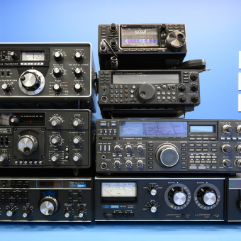 Mehrere Kurzwellen-Transceiver aus dem 20. Jahrhundert.