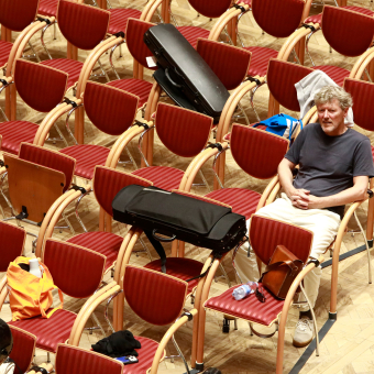 In Toblach: Markus Larcher bei den Proben des Mahler Academy Orchestra. Seine Geschichte „Ein Orchester als Zeitmaschine“ – mit den Fotos dazu von Alexander Alber – finden Sie ab Seite 52.