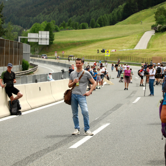 Karl Hinterwaldner hat sich am Samstag in den Zug gesetzt, um auf den Brenner zu fahren und zu schauen, wie es ist, wenn auf der Autobahn plötzlich der Verkehr stillsteht. Brenner