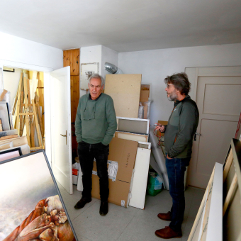 50 Jahre Malerleben: Georg Mair (rechts) hat den Künstler Gotthard Bonell in seiner Werkstatt in Truden besucht. „Die Malerei ist ein Gefängnis“, ab Seite 48