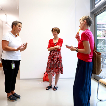 Operation Gemeinschaftshäuser: Alexandra Aschbacher (rechts) hat mit Elisabeth Montel, Direktorin des Gesundheitsbezirks Brixen (Mitte), und Doris Fischnaller, stellvertretende Krankenpflegekoordinatorin im Brixner Gemeinschaftshaus, gesprochen.