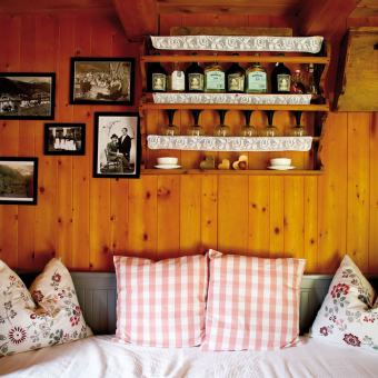 Gemütliches Ambiente in der Almhütte