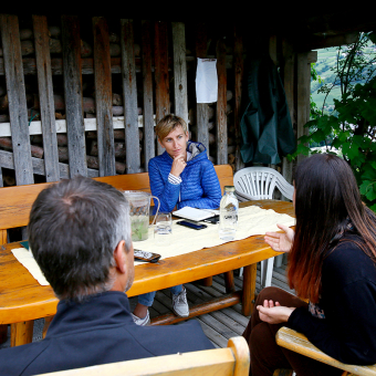 Alexandra Aschbacher mit den Landwirten Sabine und Klaus Mader