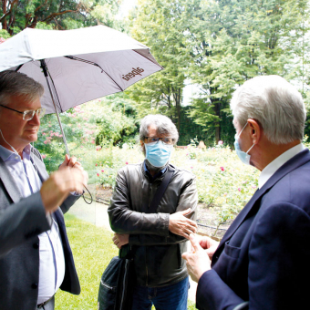 Georg Mair (hinten) vor dem Streitgespräch
