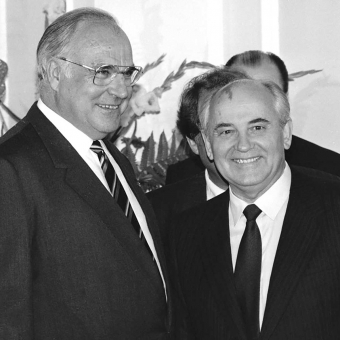 Kanzler Helmut Kohl und Michail Gorbat­schow